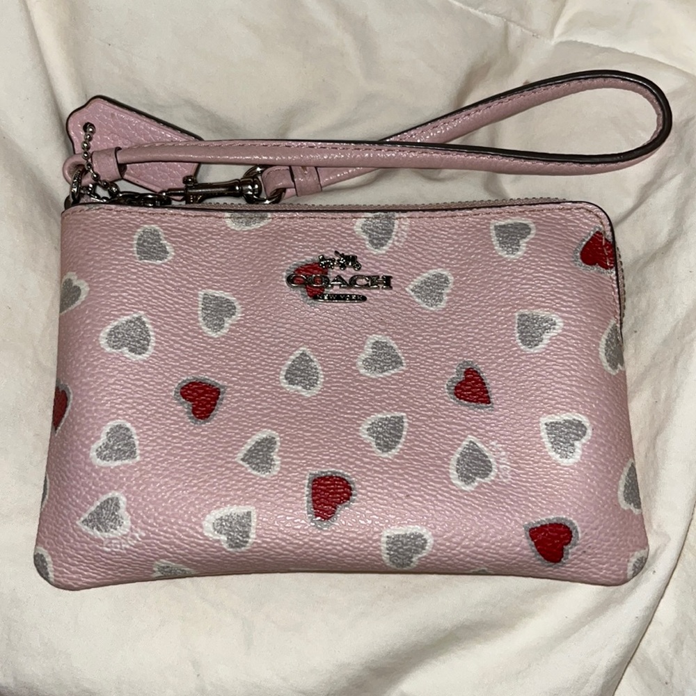 COACH BABY PINK HEARTS WRISTLET💓💓💓